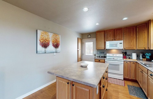 Payson Maison | Charming Retreat with Panoramic Views, Private Washer/Dryer & Free Internet
