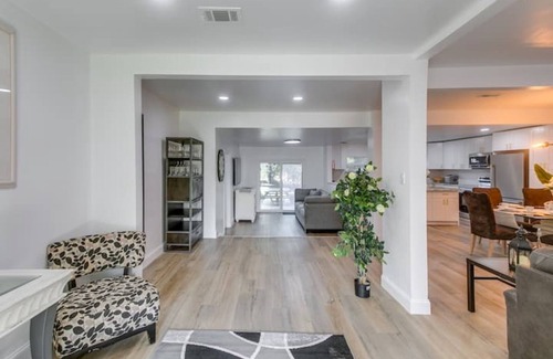 Valdosta Maison | Charming Retreat with a Fully Equipped Kitchen, Deck, and Easy Access to Parks