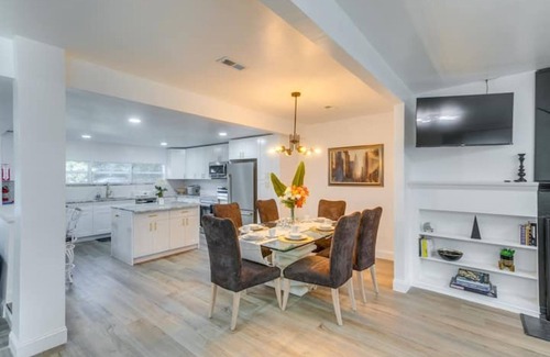 Valdosta Maison | Charming Retreat with a Fully Equipped Kitchen, Deck, and Easy Access to Parks