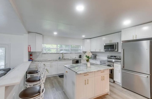 Valdosta Maison | Charming Retreat with a Fully Equipped Kitchen, Deck, and Easy Access to Parks