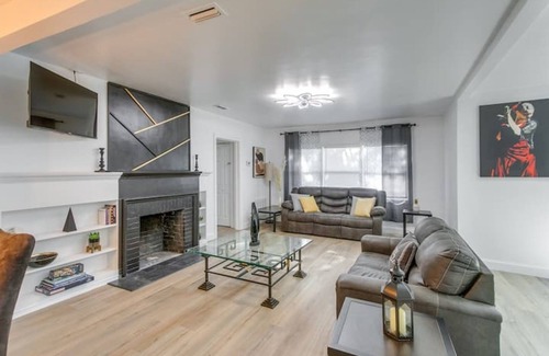 Valdosta Maison | Charming Retreat with a Fully Equipped Kitchen, Deck, and Easy Access to Parks
