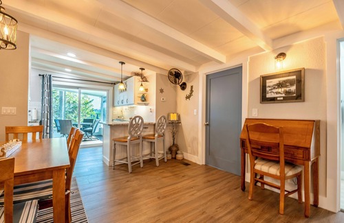 Sebastian Cottage | Charming Riverfront 2/2 Cottage with Private Docks, Wifi, Cable, and A/C