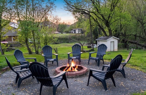 Deep Water Maison | Riverfront Escape with Fire Pit. Near Kanawha, Cathedral Falls, New River Gorge