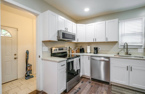 Roanoke Cottage | Charming Roanoke Vacation Home - 1 Mi to Downtown!