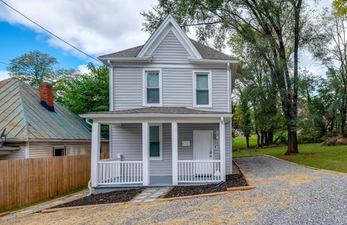 Roanoke Cottage | Charming Roanoke Vacation Home - 1 Mi to Downtown!