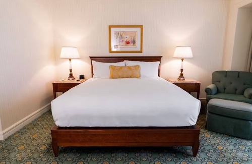 Civic Core Hôtel | Charming Room with Outdoor Pool Oasis | 1 Minute Walk from Gaslamp