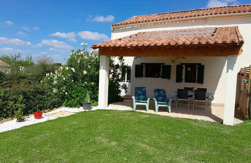 Saint-Valerien Cottage | Charming rural gite set in its own garden in the beautiful Vendee