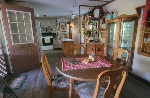 Gordonsville Autre | Charming Rustic 2-bedroom farmhouse with WiFi, AC on pristine Plunkett Creek Rd