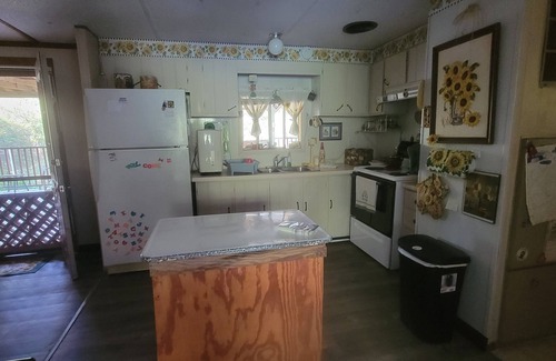 Gordonsville Autre | Charming Rustic 2-bedroom farmhouse with WiFi, AC on pristine Plunkett Creek Rd