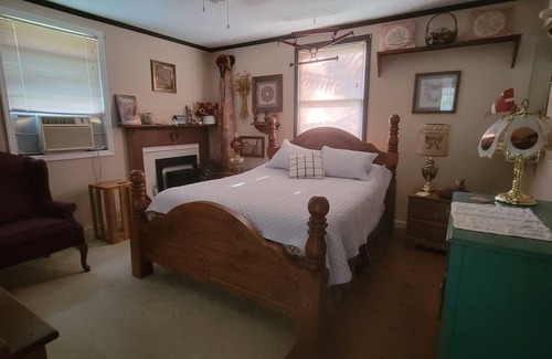 Gordonsville Autre | Charming Rustic 2-bedroom farmhouse with WiFi, AC on pristine Plunkett Creek Rd