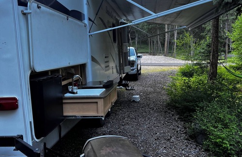 Woods Bay Maison | Charming RV with 2 bedrooms and WiFi, AC in peaceful Bigfork