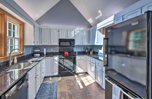 Saco Maison | Charming Saco Home w/ Deck, 5 Mi to Beach!