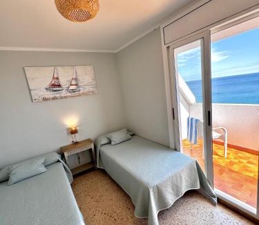 Costa Dorada Appartement | Charming Sea Front 3 Bedroom Apartment - incredible views!