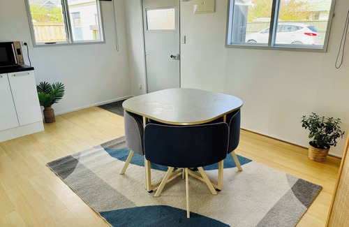 Whitianga Cabine | Charming Sleepout: Spa Pool, Pets Welcome, Scooters & Family Friendly