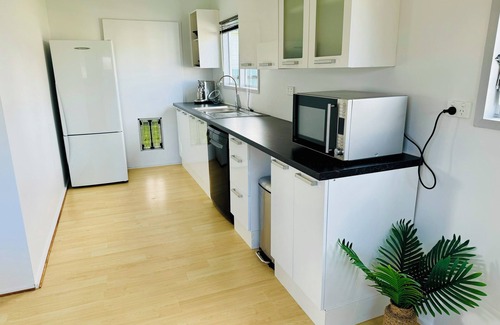 Whitianga Cabine | Charming Sleepout: Spa Pool, Pets Welcome, Scooters & Family Friendly