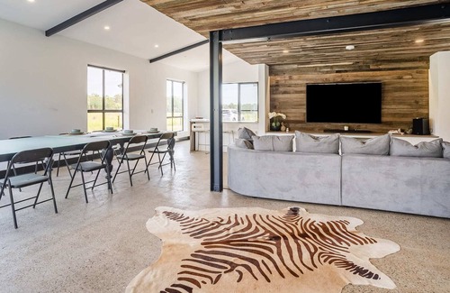 Pitt Town Maison | Charming & Spacious 4BR Retreat