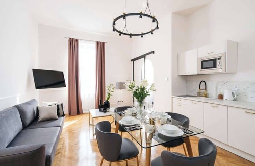 Warszawskie Appartement | Lubomirskiego 3/1... · Charming spacious and luminous apartament in a