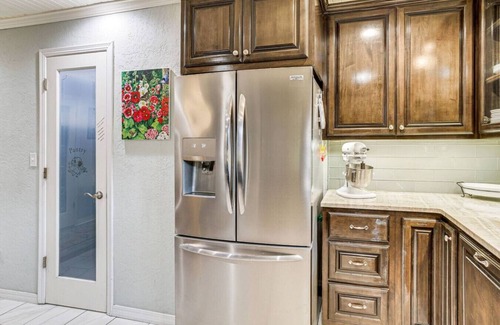 Quail Creek Maison | Charming Stay | Hot Tub, Patio & Antique Charm