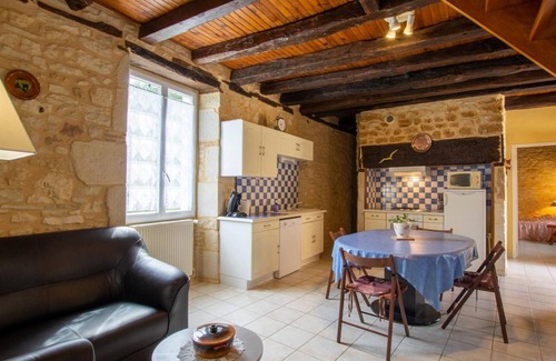 Tourtoirac Cottage | Maison en pierres avec jardin clos, proche grotte de Tourtoirac, équipements bébé, animaux acceptés.
