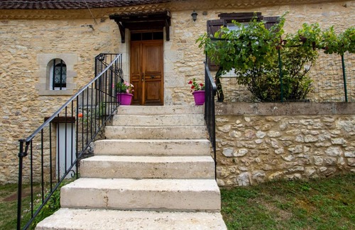Tourtoirac Cottage | Maison en pierres avec jardin clos, proche grotte de Tourtoirac, équipements bébé, animaux acceptés.