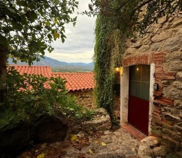 Eus Maison | Charming stone house in Eus - Vue sur les Montagnes & Confort 2025