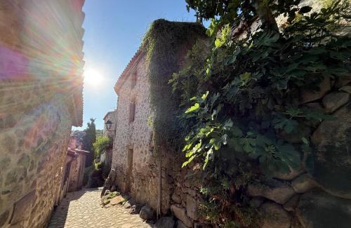 Eus Maison | Charming stone house in Eus - Vue sur les Montagnes & Confort 2025