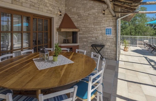 Heki Cabine | Belle villa en pierre avec piscine et jacuzzi, pouvant accueillir 14 personnes et située en Istrie
