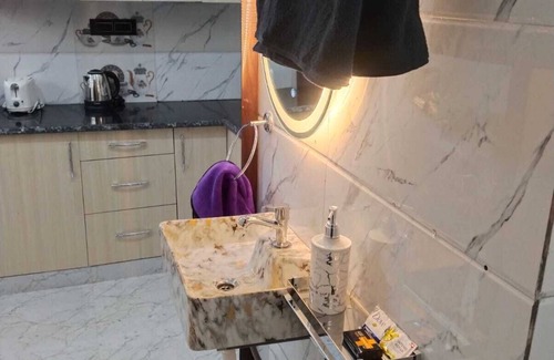 Delhi Appartement | Charming Studio Apartment for Rent in the Heart of the City