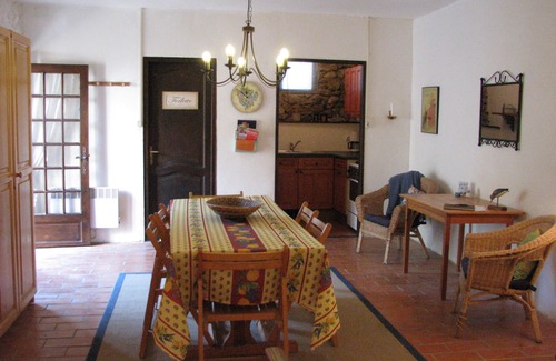 Paziols Appartement | Charmante maison en pierre dans Hillside Village avec calme, cour privée