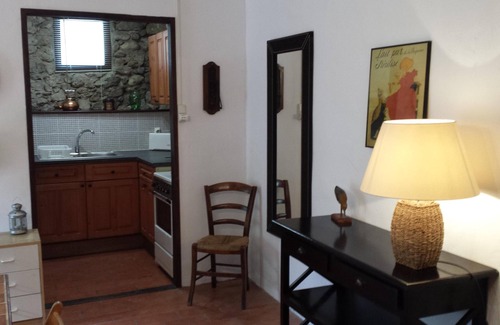 Paziols Appartement | Charmante maison en pierre dans Hillside Village avec calme, cour privée