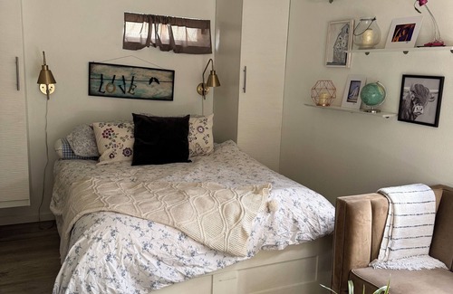 Washington Park Cottage | Charming studio cottage in Wash Park area with WiFi, AC