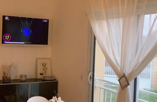 Bretigny-sur-Orge Appartement | Charming Studio with Balneo Shower, Parking Included