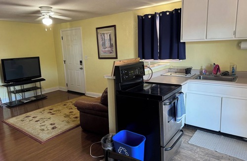 Disston Heights Appartement | Charming studio in beautiful St. Petersburg with AC