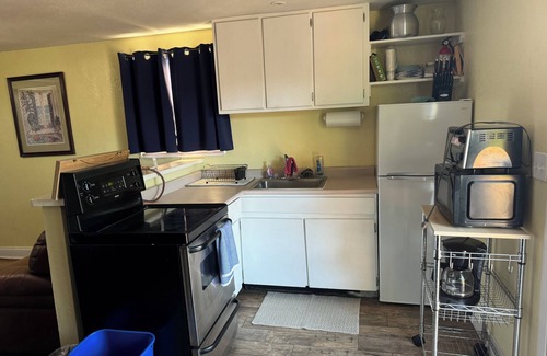Disston Heights Appartement | Charming studio in beautiful St. Petersburg with AC