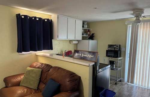 Disston Heights Appartement | Charming studio in beautiful St. Petersburg with AC
