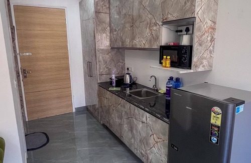 Greater Noida Lit Et Petit-Déjeuner | Charming Studio in Prime Location: Comfort, Convenience, and Memorable Stays.