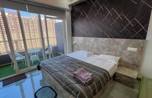 Greater Noida Lit Et Petit-Déjeuner | Charming Studio in Prime Location: Comfort, Convenience, and Memorable Stays.