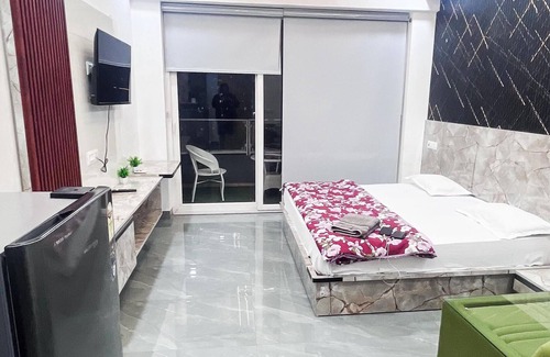 Greater Noida Lit Et Petit-Déjeuner | Charming Studio in Prime Location: Comfort, Convenience, and Memorable Stays.