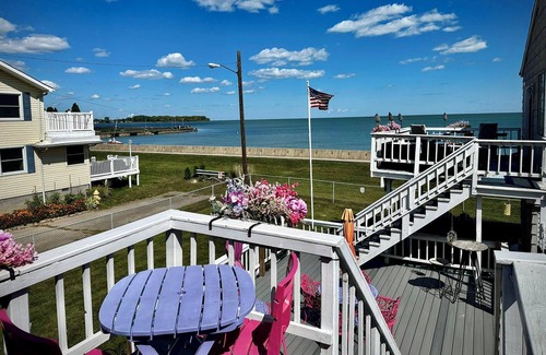 Luna Pier Appartement | Charming studio on the lake with beach access, cozy interior and private entry