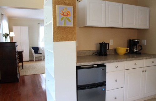 Gloucester Appartement | Charming Studio, Private Bath, Kitchenette, Deck, Walk to Beach