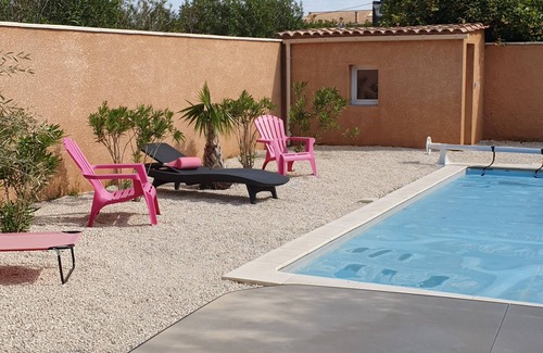 Pierrelatte Appartement | Charmant studio avec terrasse et piscine. Pour deux personnes. Chien accepte.