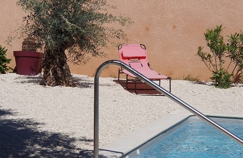 Pierrelatte Appartement | Charmant studio avec terrasse et piscine. Pour deux personnes. Chien accepte.