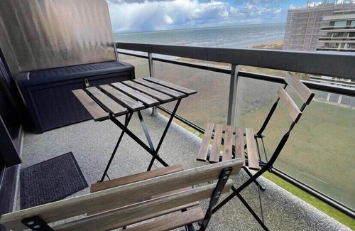 De Panne Appartement | Charmant studio avec vue latérale sur la mer et piscine intérieure