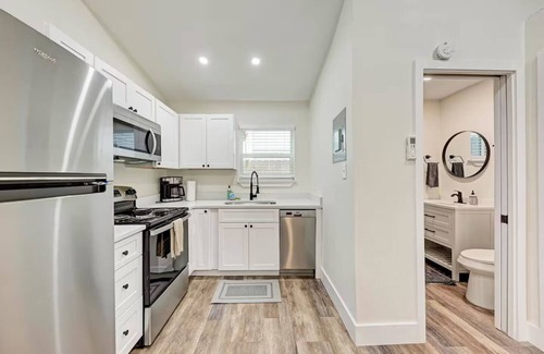 West Campus Appartement | Charming studio with WiFi and AC in Austin