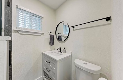 West Campus Appartement | Charming studio with WiFi and AC in Austin
