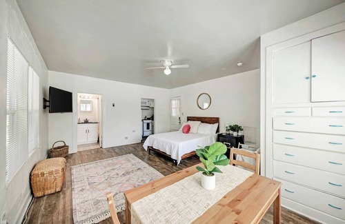 West Campus Appartement | Charming studio with WiFi and AC in Austin
