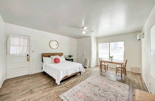 West Campus Appartement | Charming studio with WiFi and AC in Austin