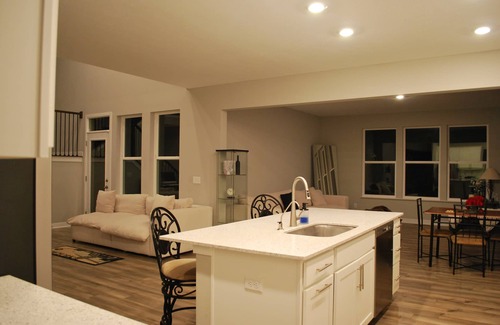 Maxwell Lit Et Petit-Déjeuner | Charming Suite in a Spacious Shared Home in Fishers – Utilities included