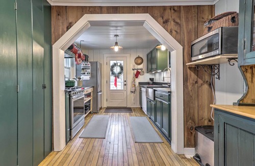 North Sutton Cottage | Charming Sutton Cottage: Walk to Lake & Farm!