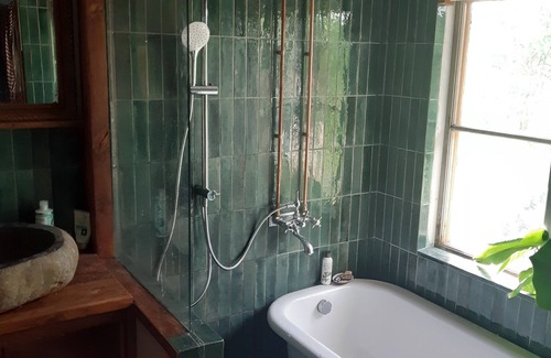 Drottningholm Cabine | Charming Swiss Retreat with Garden, 3 minutes from the lake